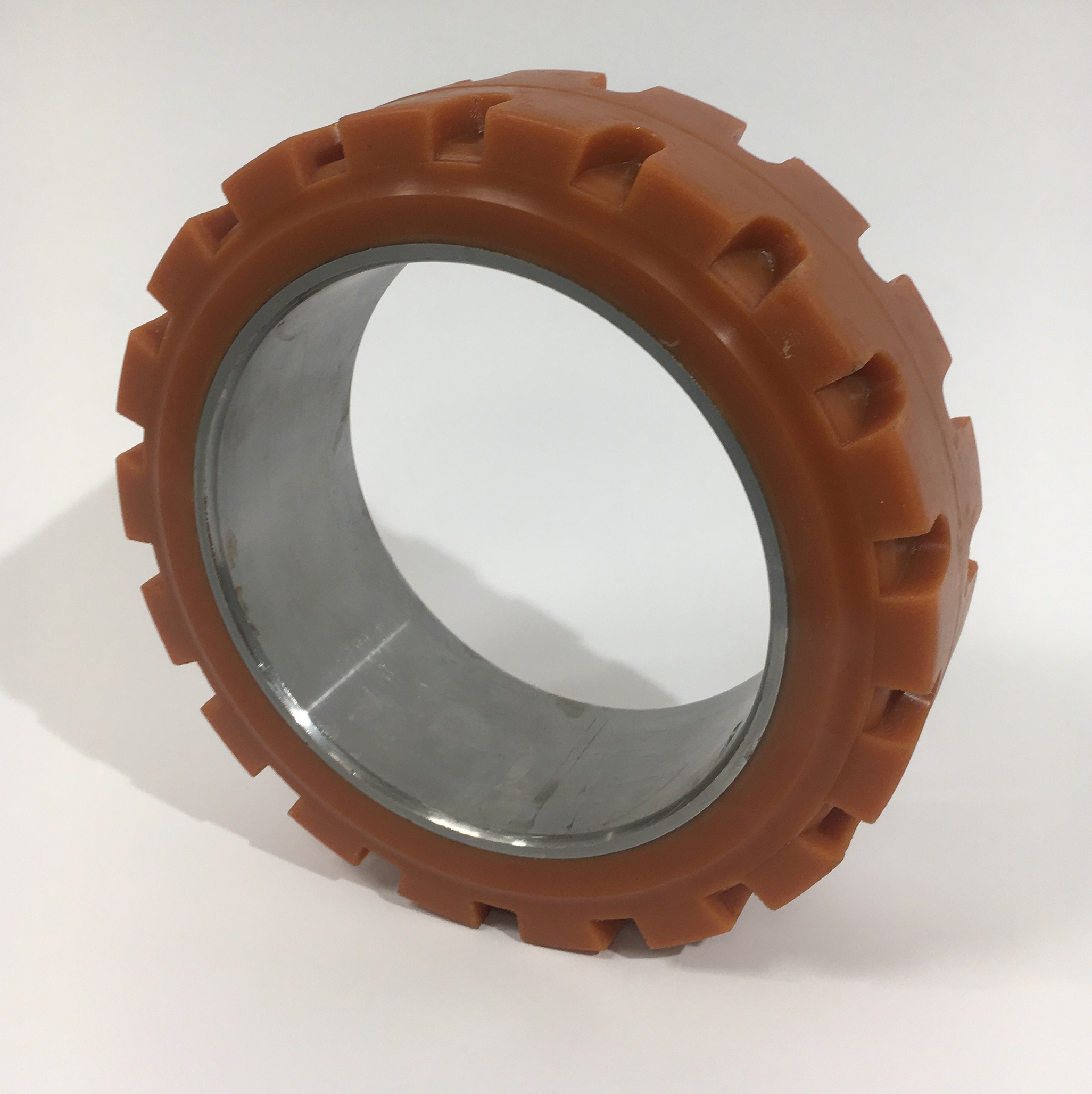 Ruote serie ZC Anelli cilindrici in poliuretano per calettamento su mozzi in ghisa. Durezza rivestimento 95+/-3Sh.A La portata è riferita ad una velocità di 6 km/h. <br/>Battistrada con profilo scolpito.