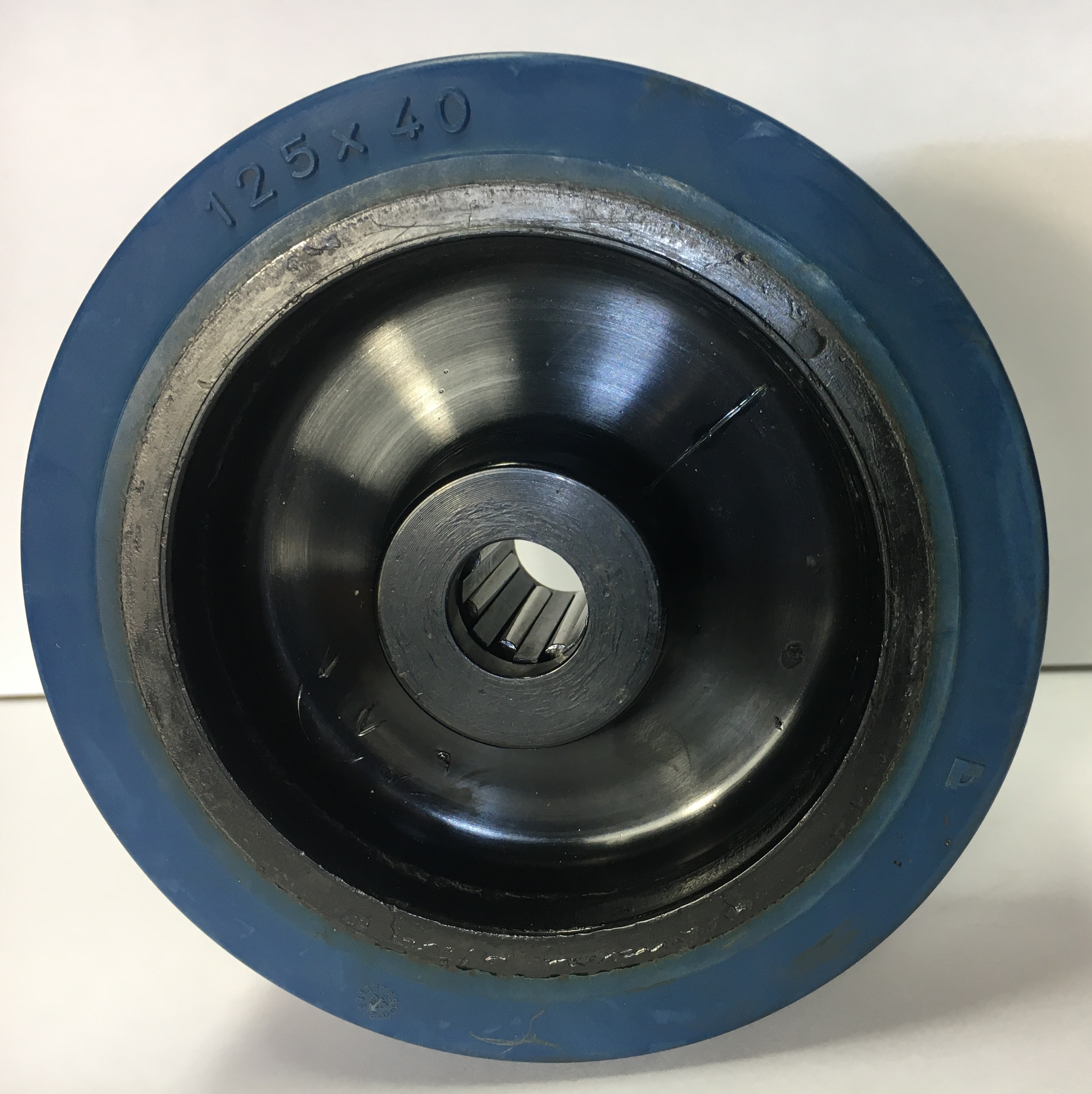 Ruote serie LB Ruote in gomma elastica antitraccia blu con mozzo in polyammide 6 neroo. Disponibili con cuscinetti a sfere di precisione schermati o inox a tenuta st agna; rullini standard o inox o a foro passante. Organo di rotolamento: cuscinetto a rullini.