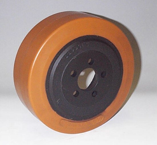 Ruote serie ZM Ruote motrici in poliuretano durezza 95+/-3Sh.A. La portata è riferita ad una velocità di 6 km/h. <br/>N.5 fori diametro 12,5 mm su raggio di 35 mm.