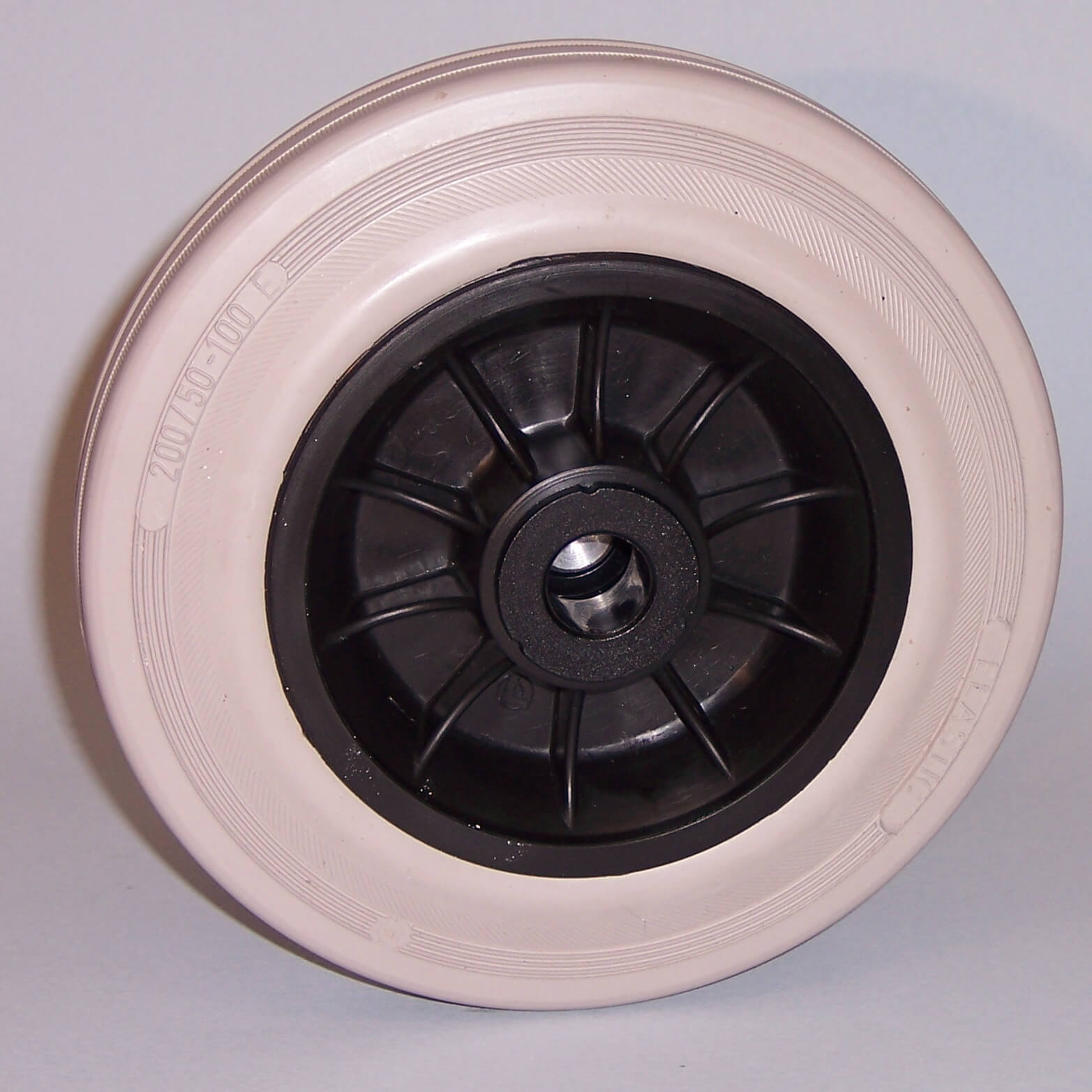 Ruote serie DG Ruote con anello in gomma grigia elastica e mozzo in materiale termoplastico, disponibili con cuscinetti a rullini standard o inox e con boccole di nylon. Organo di rotolamento della ruota: boccola.