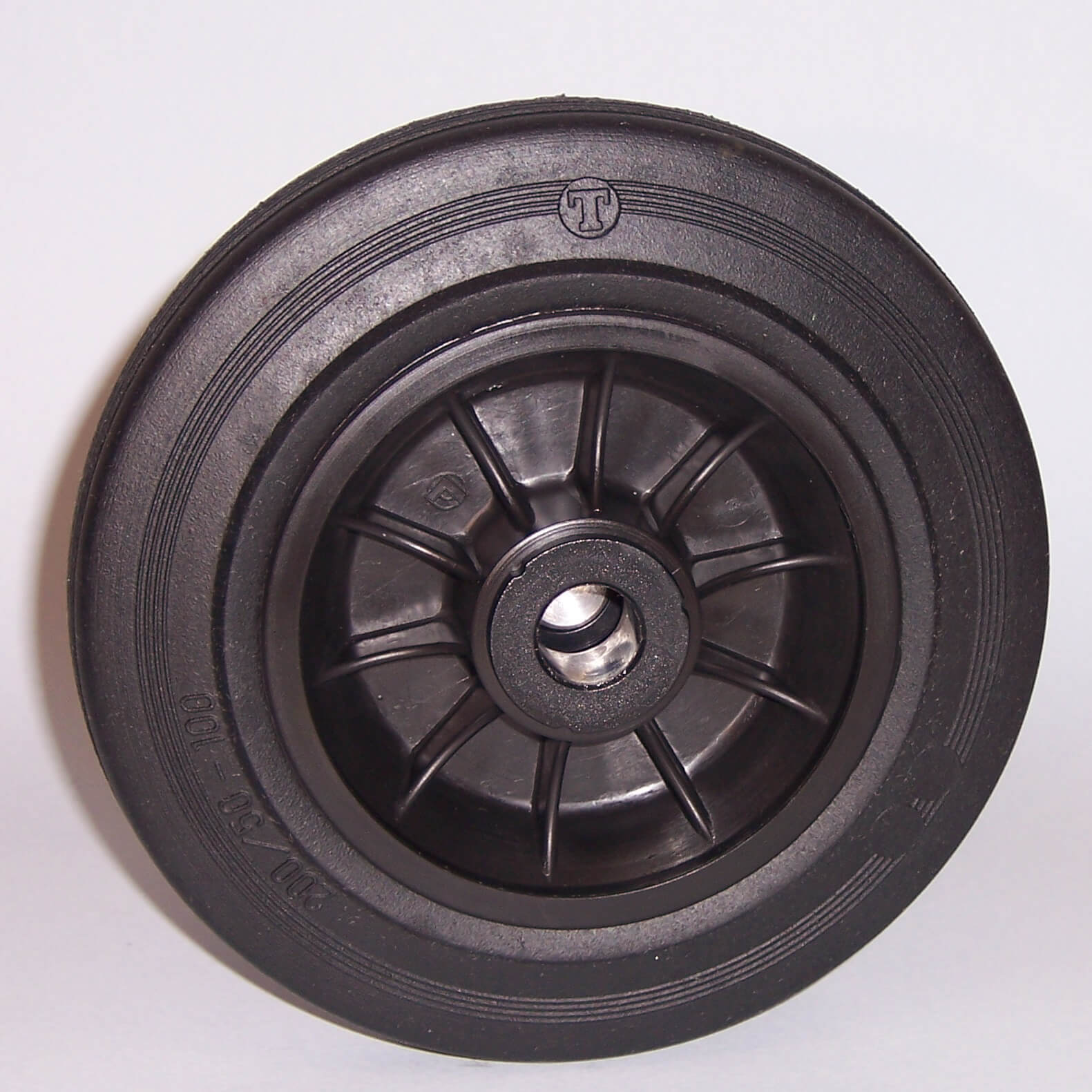 Ruote serie D Ruote con anello in gomma nera, mozzo in materiale termoplastico disponibili con cuscinetti rullini o con boccole di nylon. Organo di rotolamento della ruota: boccola.