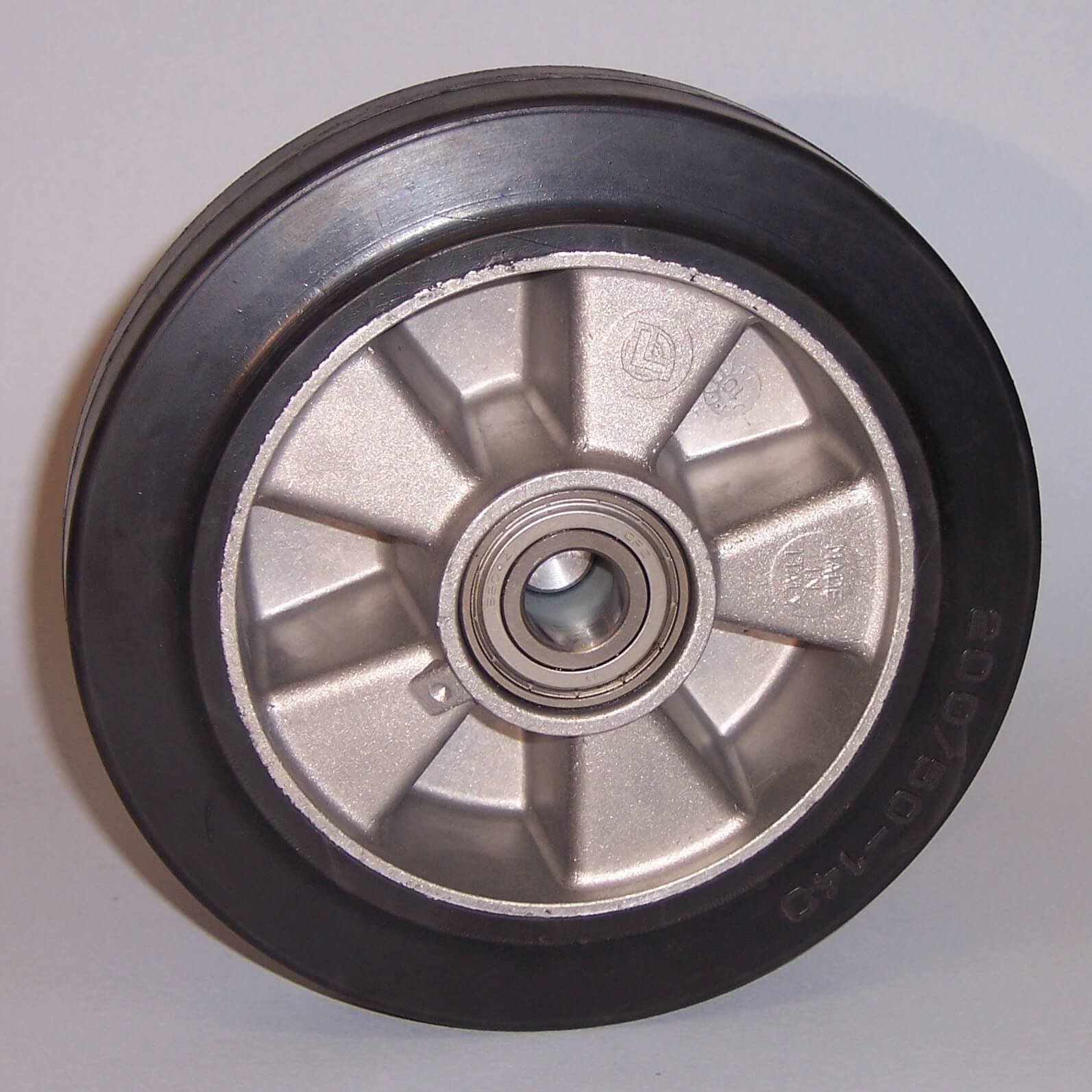 Ruote serie E Ruote in gomma elastica nera e mozzo in alluminio pressofuso. Disponibili con cuscinetti a sfere o rullini. Ruota con cuscinetti a sfere.