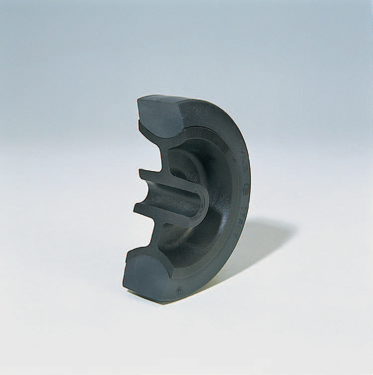 Ruote serie FN FENOLIC NEW - Ruote per alte temperature (250°C) e superfici in buono stato. Anello in gomma tenera antitraccia e mozzo a foro passante. Per movimentazioni manuali. Non idoneo per impieghi gravosi. Portate secondo EN12527 e EN12532 senza applicare ostacoli. Se presente, non utilizzare il freno a temperature > 40°C.