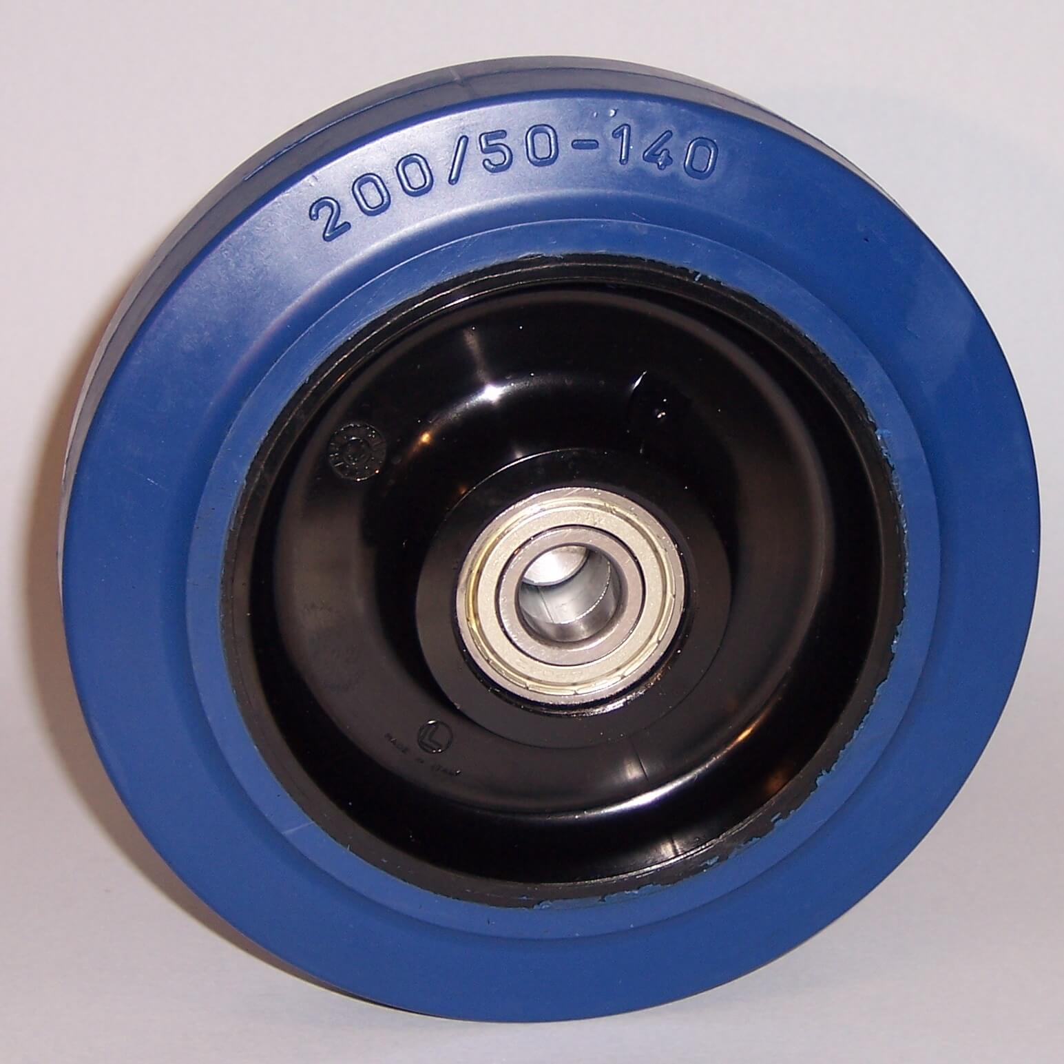 Ruote serie LB Ruote in gomma elastica antitraccia blu con mozzo in polyammide 6 neroo. Disponibili con cuscinetti a sfere di precisione schermati o inox a tenuta st agna; rullini standard o inox o a foro passante. Ruota con cuscinetti a sfere.