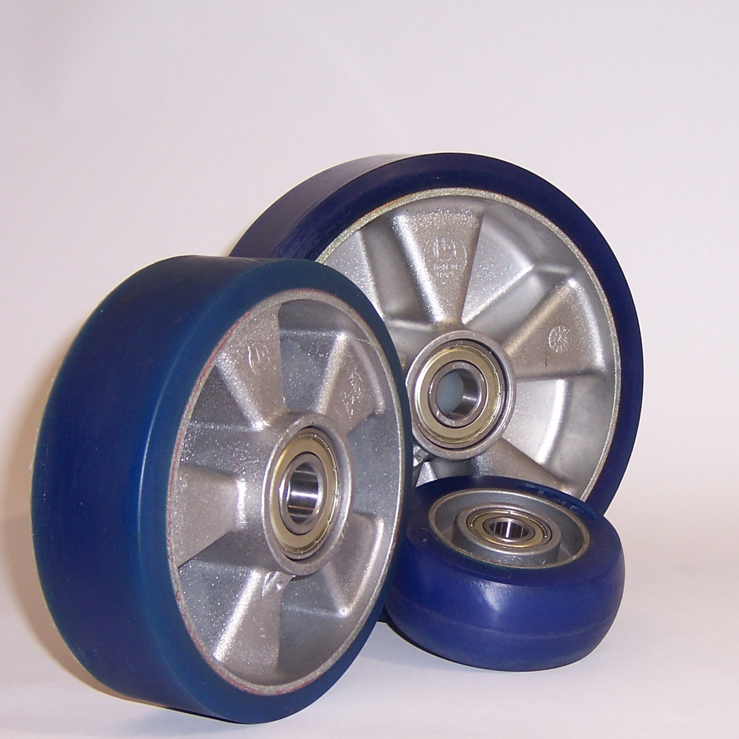 Wheels series TS TAU SOFT - Wheels with cast soft polyurethane coating 87 Sh.A on aluminium hub. Available with ball or roller bearings.