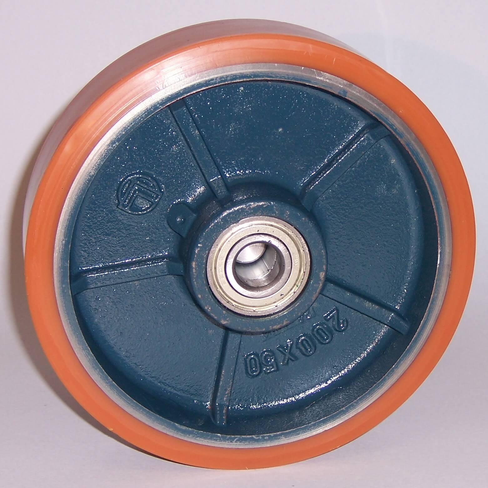 Wheel series Z Cast iron wheels with polyurethane coating 95 Sh.A available with shielded precision ball bearings. Wheel fitted with ball bearings.<br/>Steel wheel centre.